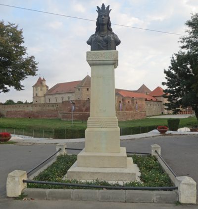 (cod 3379) Statuia Doamnei Stanca, cetatea Făgărașului