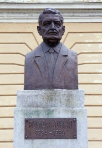 (cod 4325) Statuia lui Herman Oberth de pe Bulevardul Victoriei